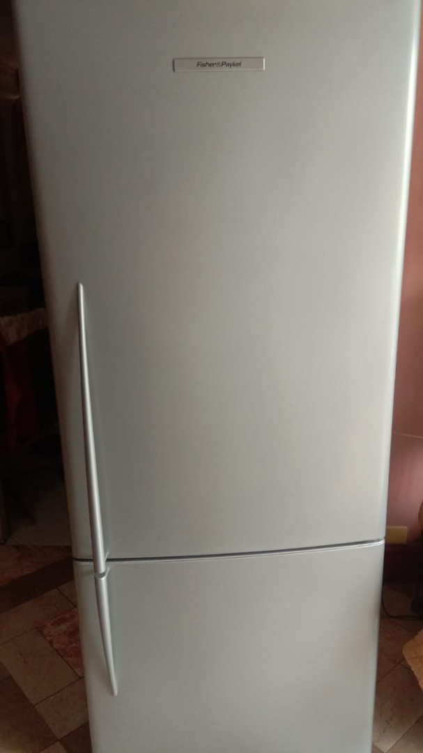 Refrigerator that's like New 15.6 cubic feet/Energy Efficient / cools fast and stays cold, TV