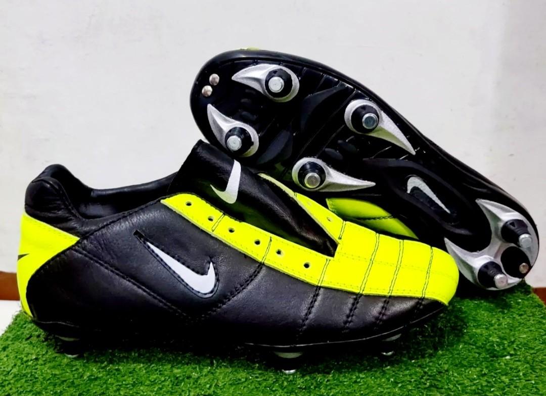 Sepatu bola nyaman untuk pemain dengan masalah tumit