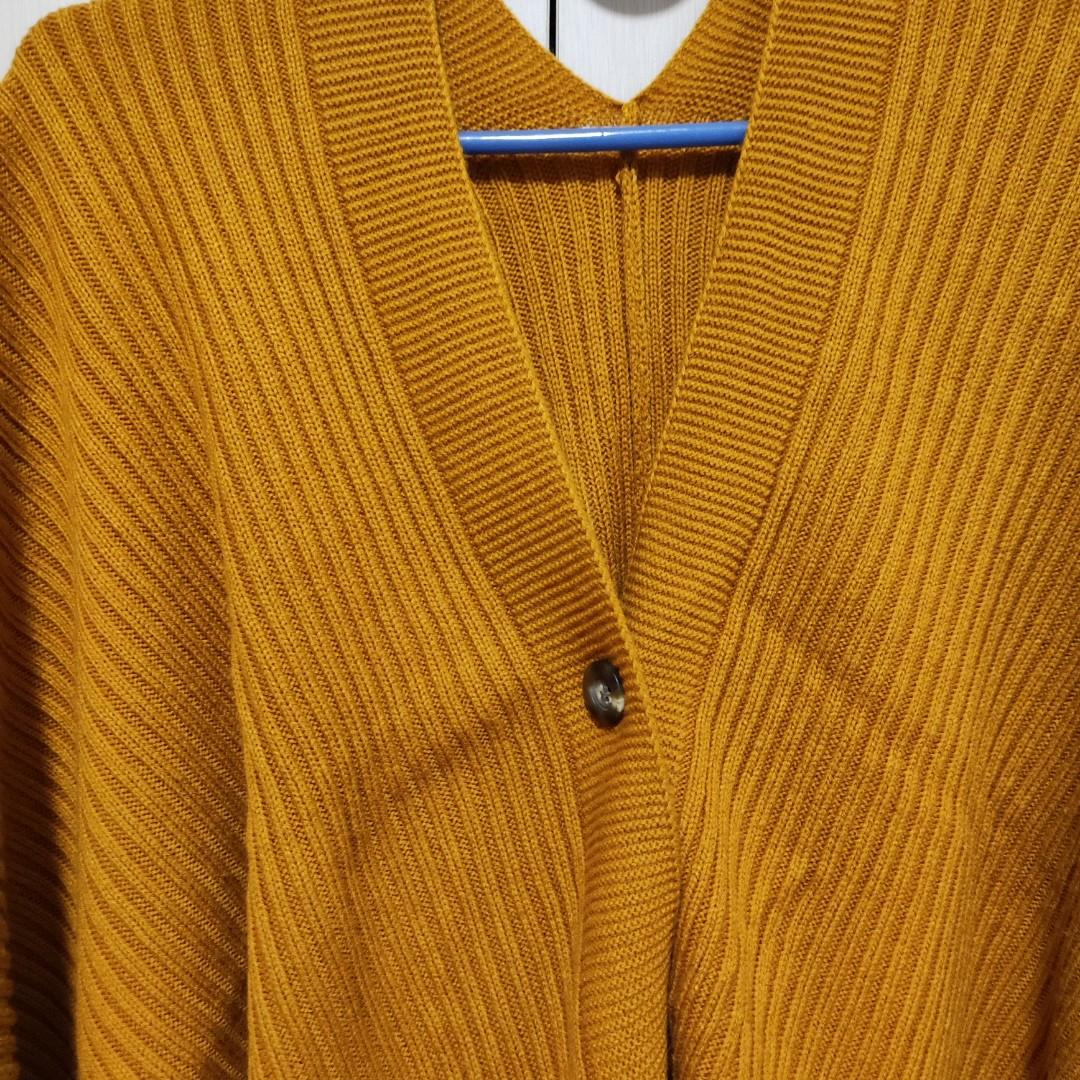 Uniqlo mustard yellow knit 2 way stole, Women's Fashion, Coats, Jackets