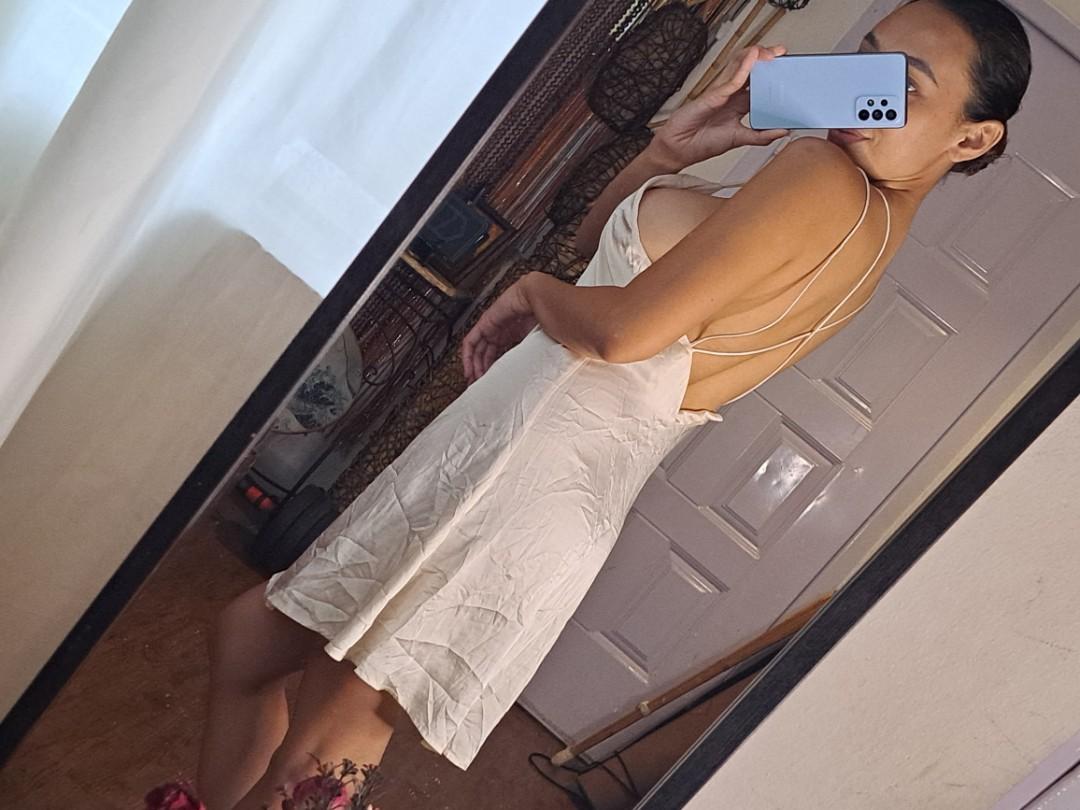 white_sexy_back_elegant_silk_d_1667296057_b29a422c_progressive.jpg