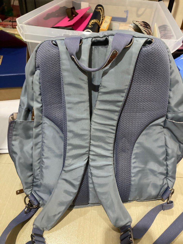 Bebear Diaper Baby Bag (Category: Backpacks) located in Pasig City. Submitted by betchaybetchay (Listing ID 1195962595, Image 2). Description: Sturdy, can carry so many baby stuff. Has side secret pocket for parent’s personal items. Kahit mabigat or puno na ok pa din, with good support din sa strap. Sf from buyer. Issues: yung brown na nakakabit lang sa zipper manipis na, pero pwde na gupitin yun di naman sya need.