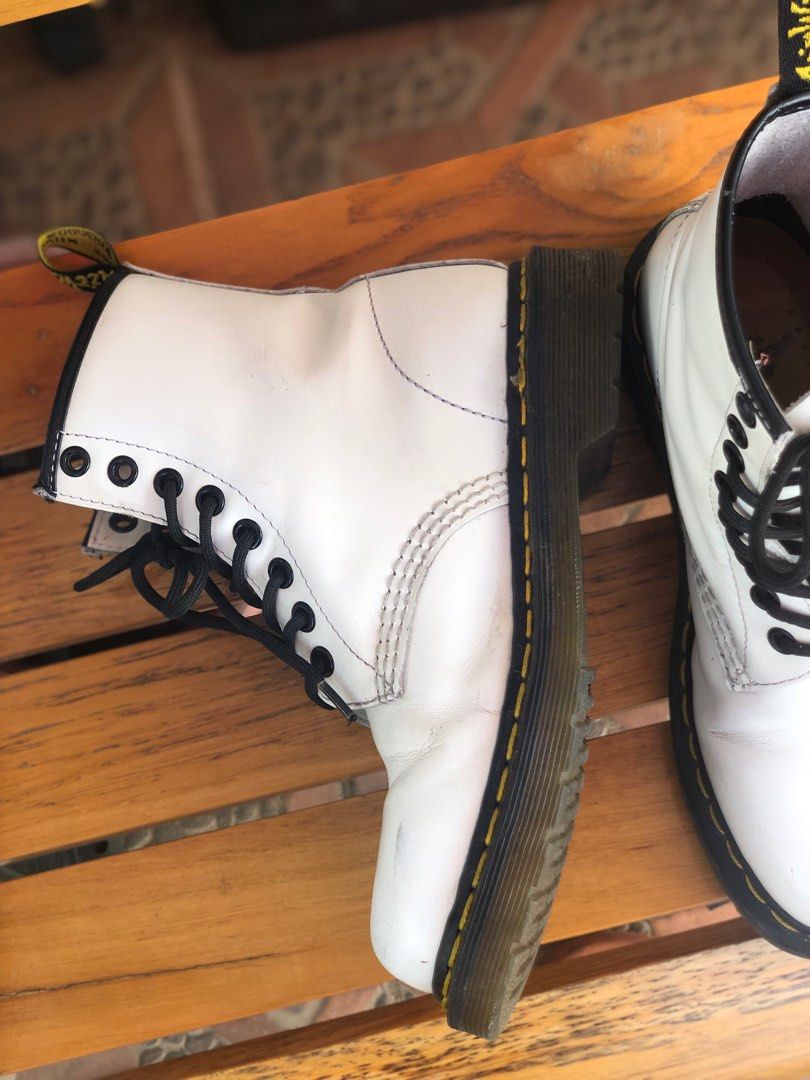 Dr Martens 11822 White US5 Womens/US4 Mens, Women's Fashion, Footwear,  Boots on Carousell