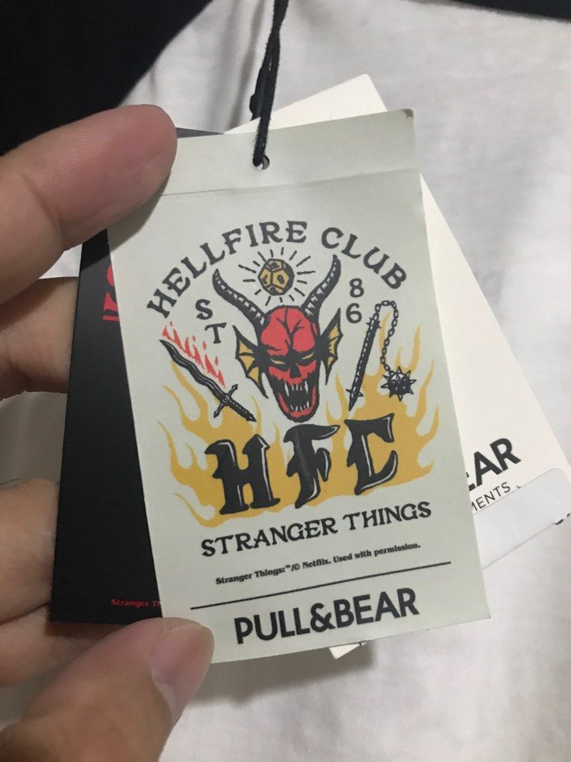 Kaos Stranger Things x Pull & Bear Hellfire Club BARU, Fesyen Pria