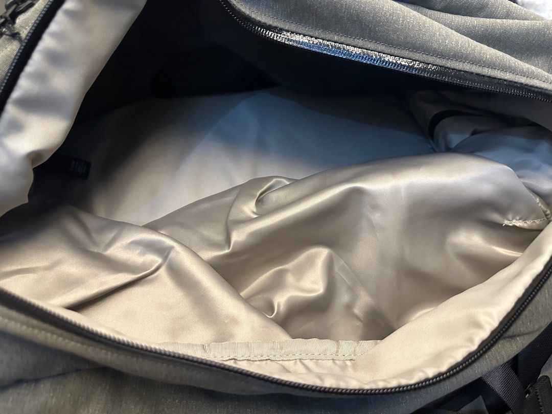 Lululemon Core Large Duffle Bag 38L, 男裝, 袋, 腰袋、手提袋、小袋 Carousell