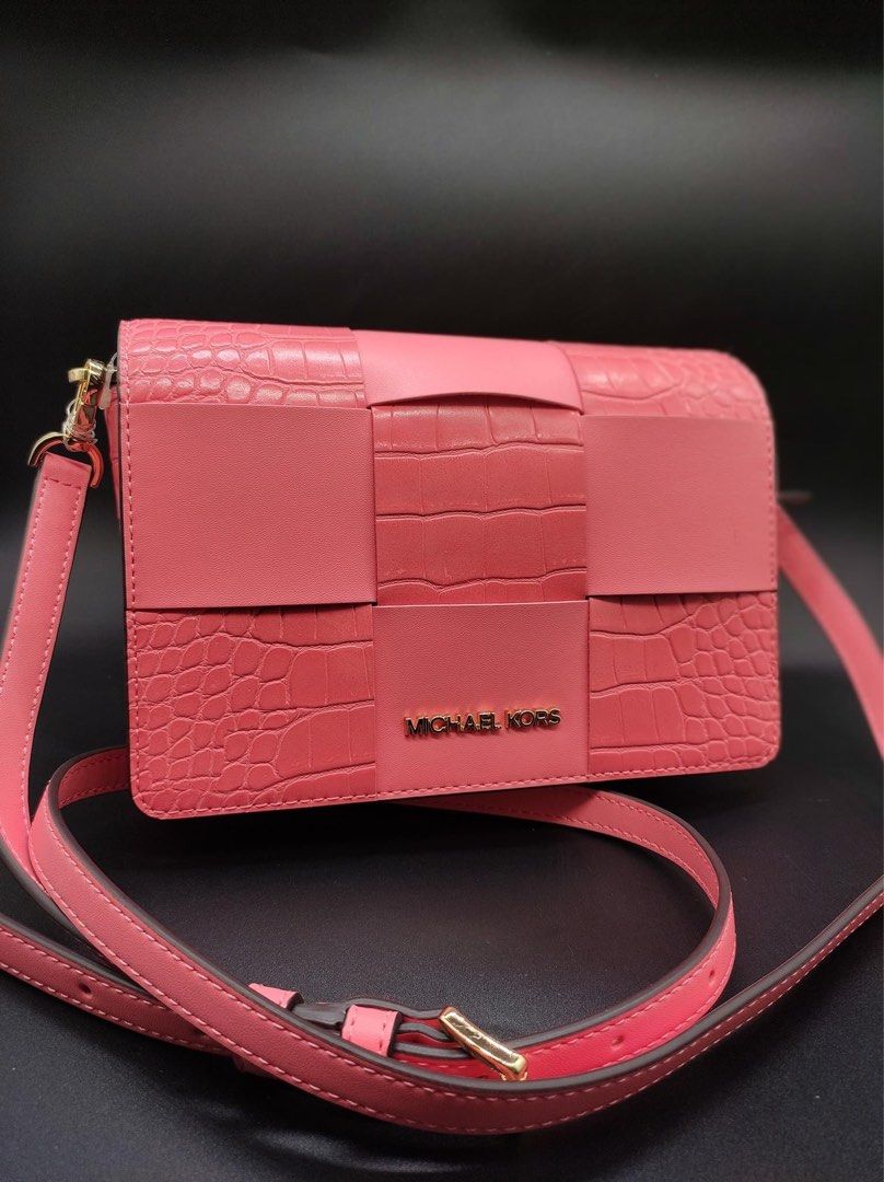 Michael Kors Crossbody Bag (Category: Cross-body Bags) located in Mandaluyong City. Submitted by carmynavy (Listing ID 1195994003, Image 1). Description: Preloved Michael Kors Mercer Small Clutch Crossbody in Grapefruit color Excellent condition Inclusion: Tag price Looks like Bottega Veneta Casette Bag .
