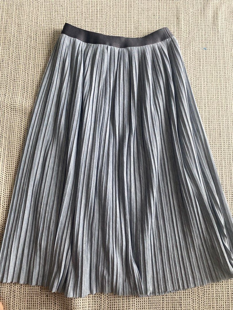 Uniqlo Midi Pleated Skirt, Women's Fashion, Bottoms, Skirts on Carousell