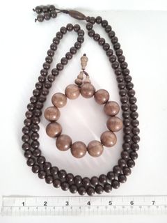 一手兩條六道木珠串包括一條20mm手串及一條10mm108粒珠串，42寸
六道木紋理清晰，辟邪保平安，
民間稱之為降龍木，能把威猛嘅龍降服，共售300元。no.11.11.2264235514827137110