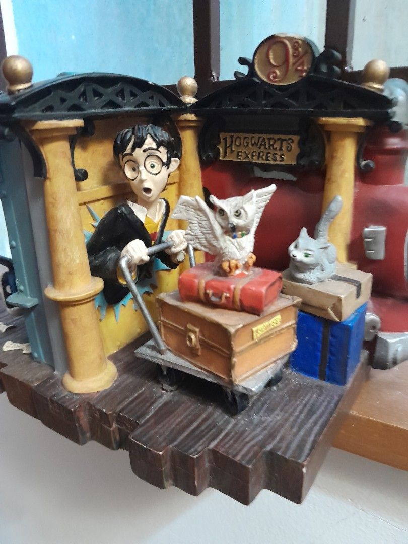 Harry Potter Bookends Hogwarts, Furniture & Home Living, Home