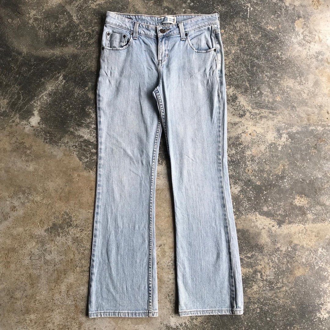 Levis Signature Low Rise Bootcut Jeans, Men's Fashion, Bottoms, Jeans on  Carousell