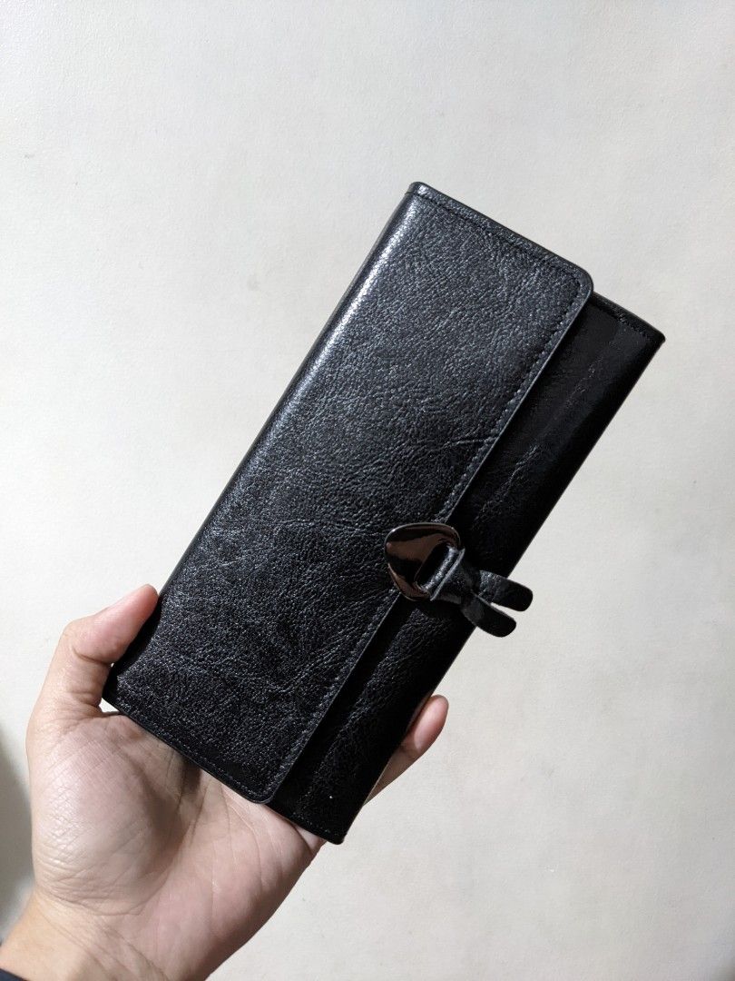 Long Wallet Money Organizer (Category: Wallets & Card holders) located in Marikina City. Submitted by shek_out (Listing ID 1196110872, Image 3). Description: Soft leather 1pc per color available Smartphone also fits inside.