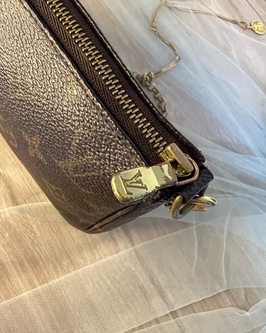 LOUIS VUITTON Vintage Pochette Accessoires (Gold Chain Strap), Luxury, Bags  & Wallets on Carousell