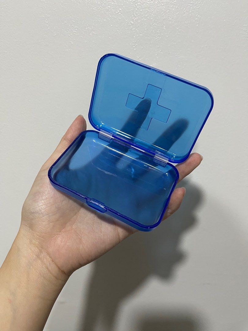pill box 6 slots brand new (Category: Medical Supplies & Tools) located in Manila. Submitted by basicstuffmnl (Listing ID 1196182877, Image 2). Description: Available in 6 colors RED BLUE VIOLET WHITE GREEN YELLOW.