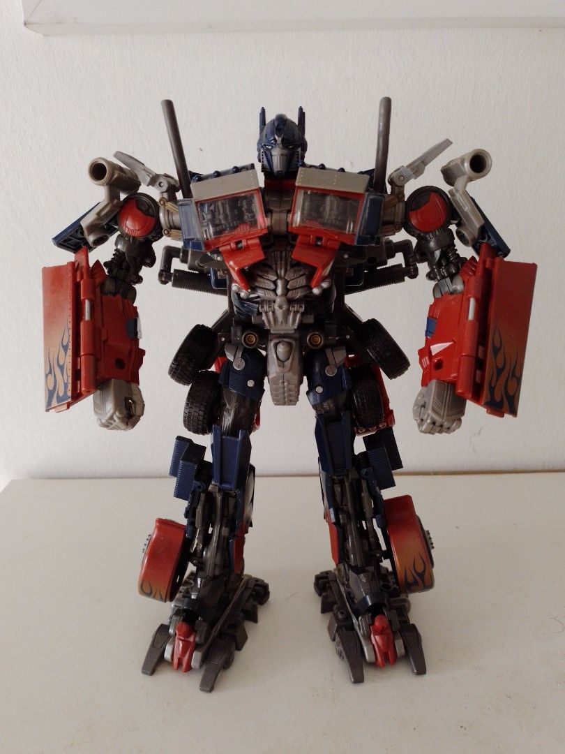 TRANSFORMERS STRIKER OPTIMUS PRIME