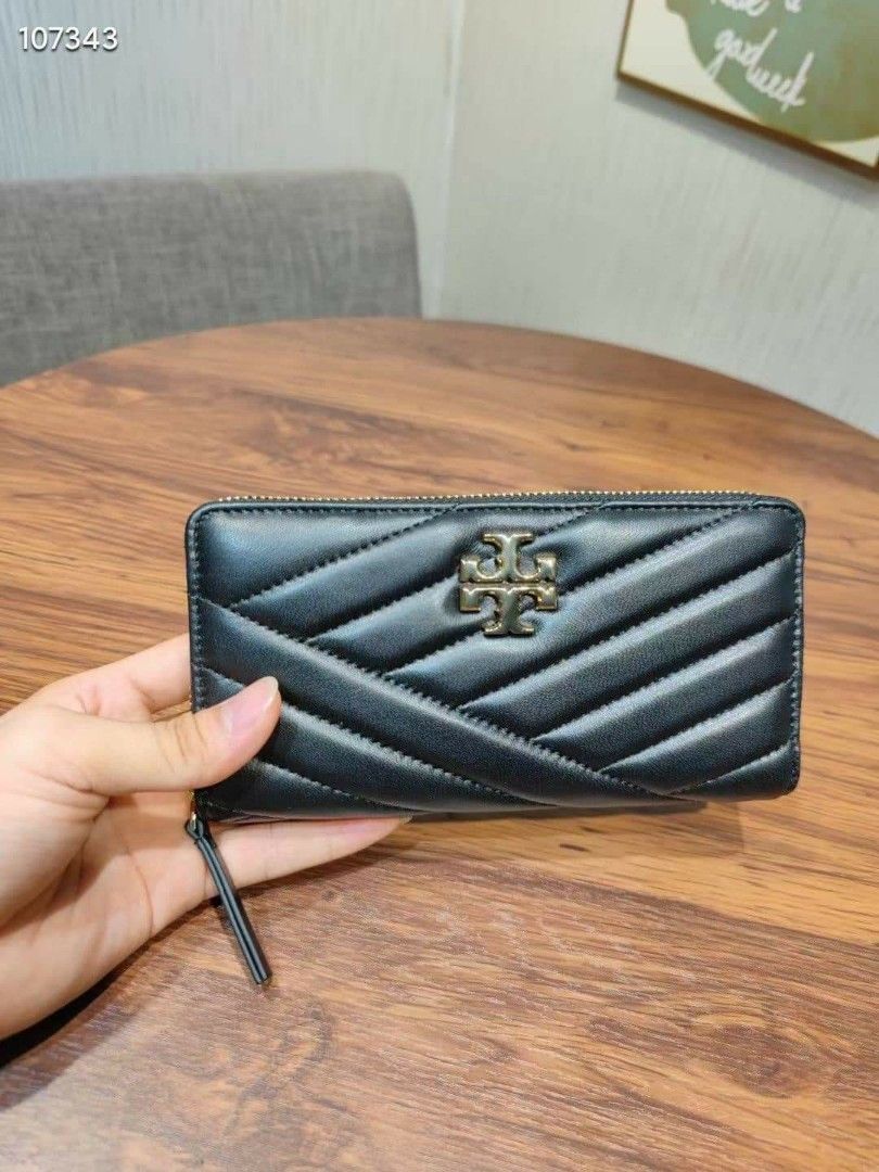 🇺🇲 Authentic Tory Burch The Kira Zip Wallet (Category: Luxury Bags & Wallets) located in Santa Cruz. Submitted by janelovebagswatchesshoesph (Listing ID 1196401971, Image 2). Description: The Kira Zip Continental Wallet is made of soft chevron-quilted leather with beveled Double T hardware. It's designed with multiple pockets and a long shape that fits all full-length bills without folding. Leather Rolled gold hardware Zipper closure 2 open com