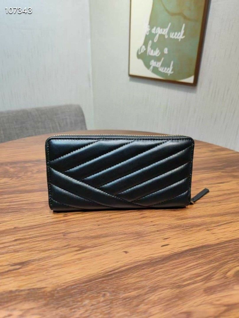 🇺🇲 Authentic Tory Burch The Kira Zip Wallet (Category: Luxury Bags & Wallets) located in Santa Cruz. Submitted by janelovebagswatchesshoesph (Listing ID 1196401971, Image 3). Description: The Kira Zip Continental Wallet is made of soft chevron-quilted leather with beveled Double T hardware. It's designed with multiple pockets and a long shape that fits all full-length bills without folding. Leather Rolled gold hardware Zipper closure 2 open com