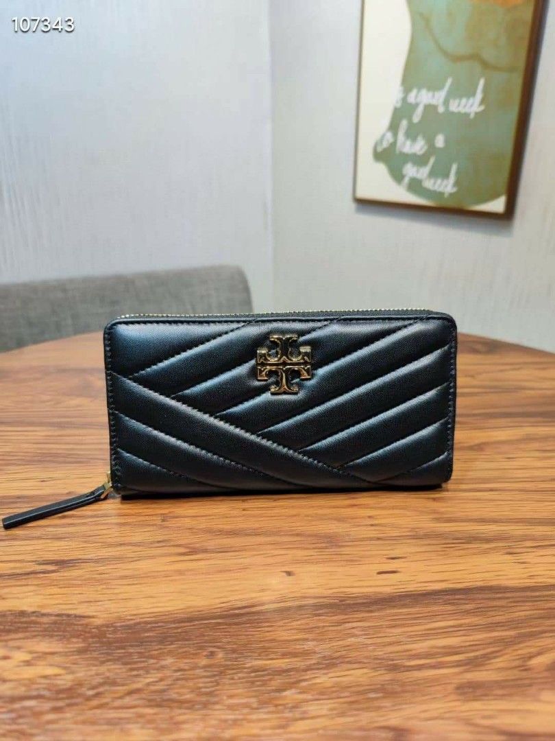 🇺🇲 Authentic Tory Burch The Kira Zip Wallet (Category: Luxury Bags & Wallets) located in Santa Cruz. Submitted by janelovebagswatchesshoesph (Listing ID 1196401971, Image 1). Description: The Kira Zip Continental Wallet is made of soft chevron-quilted leather with beveled Double T hardware. It's designed with multiple pockets and a long shape that fits all full-length bills without folding. Leather Rolled gold hardware Zipper closure 2 open com