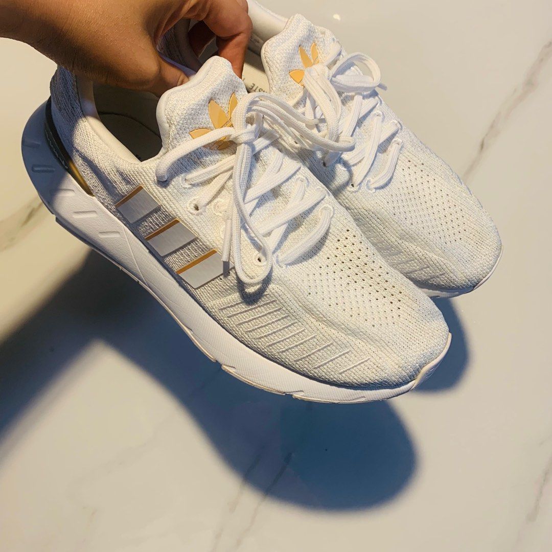 Adidas women's swift run white and gold discount