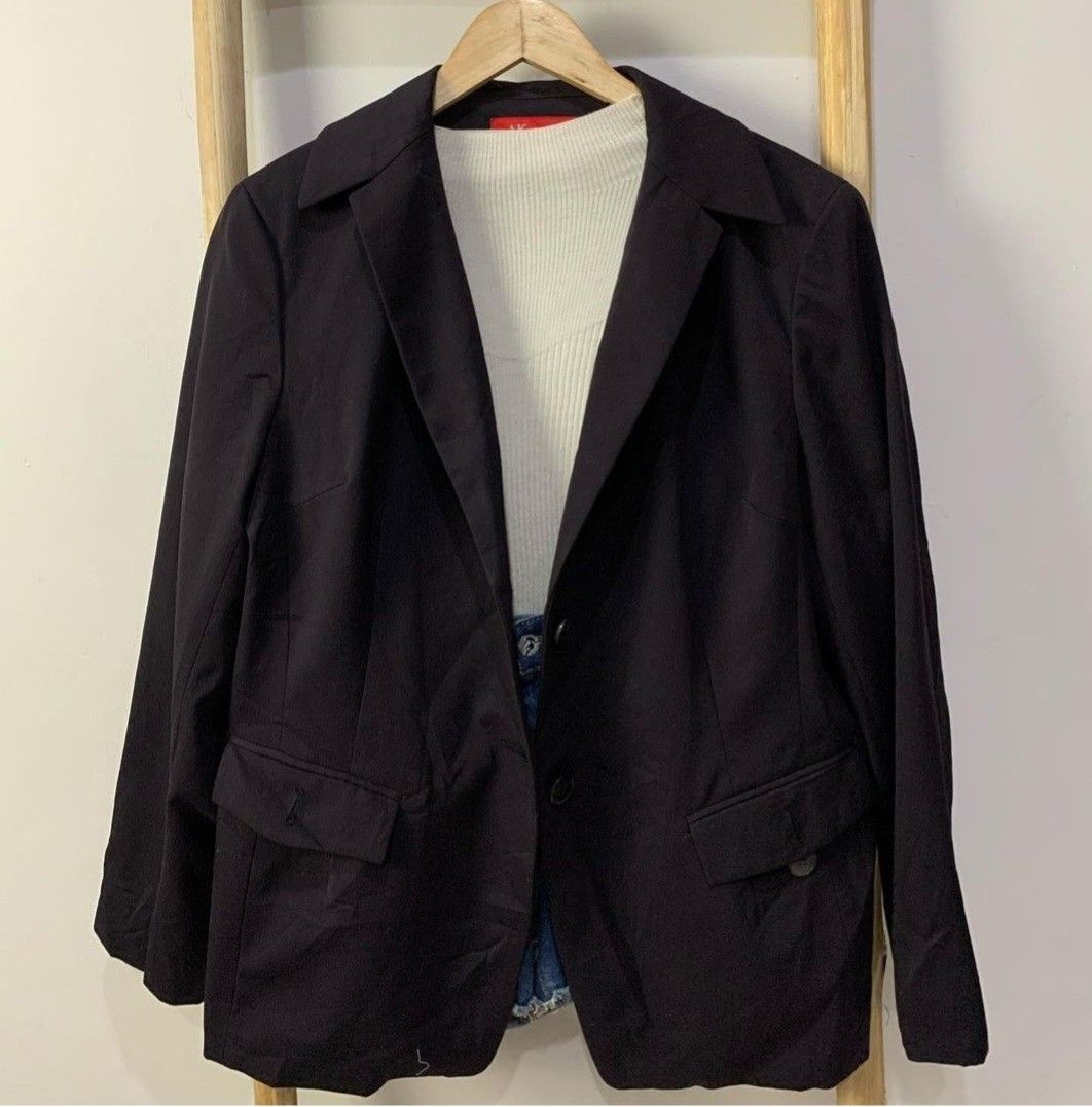 Anne Klein Women Blaizer - Large (Category: Coats, Jackets and Outerwear) located in Alicia. Submitted by kc_0401 (Listing ID 1196390571, Image 1). Description: Thrift Coat (Ukay) Manage your expectations. Good Condition, rare. Lightweight, perfect for OOTD. Shoulder: 18in Bust: 22in Armhole: 10in Length: 28in Size laid in flat RFS: Can't fit, wrong size. Need to wash.