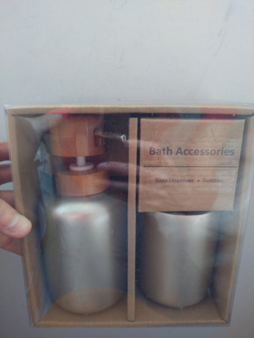 Bath accessories （分類：健康及美容 - 衛生健康）位於 Hong Kong。 由 tziyang 提交（商品編號 1196252905，圖片 1）。簡介： 沐浴露 洗鬆露 不銹鋼容器 (價錢不會再減）。