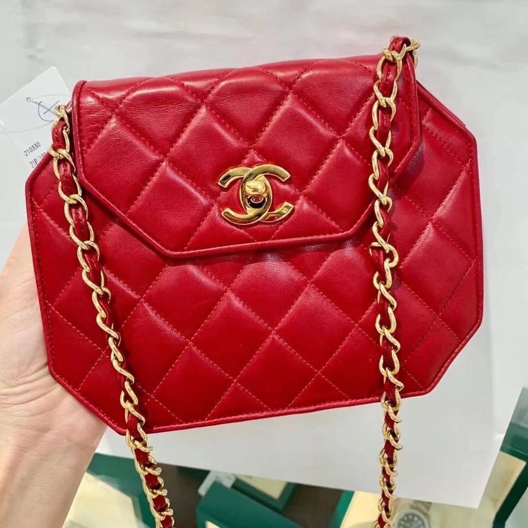 Red chanel purse top