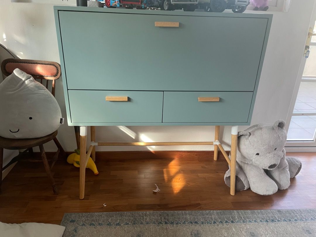 Hipvan desk shop