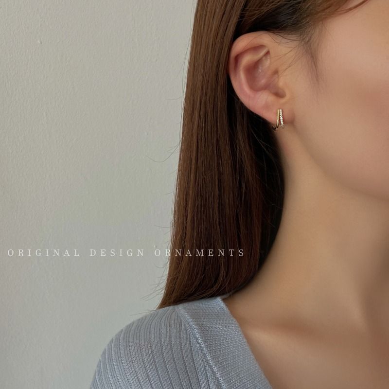 Dainty gold hoop earrings 2025