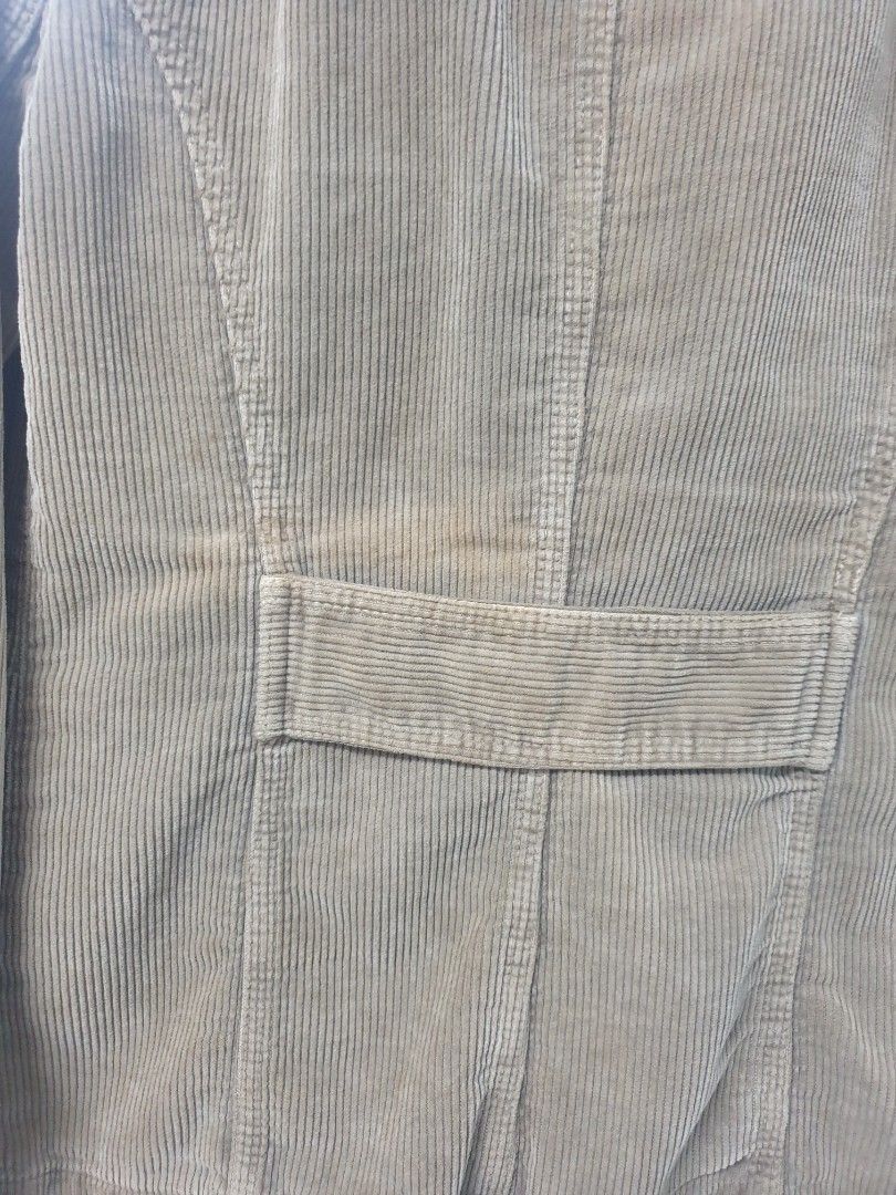 Jacket (Category: Coats, Jackets and Outerwear) located in Singapore. Submitted by yellow_giraffe (Listing ID 1196336703, Image 3). Description: Corduroy jacket. M size. A bit of discoloration at the back as shown in the picture. Can fit M to L.