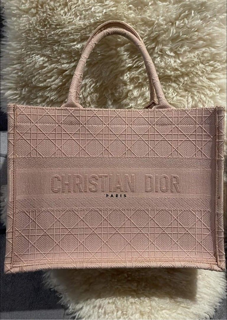 Limited ed.booktote in GM (Category: Luxury Bags & Wallets) located in Butuan. Submitted by jen_pre (Listing ID 1196207798, Image 1). Description: .