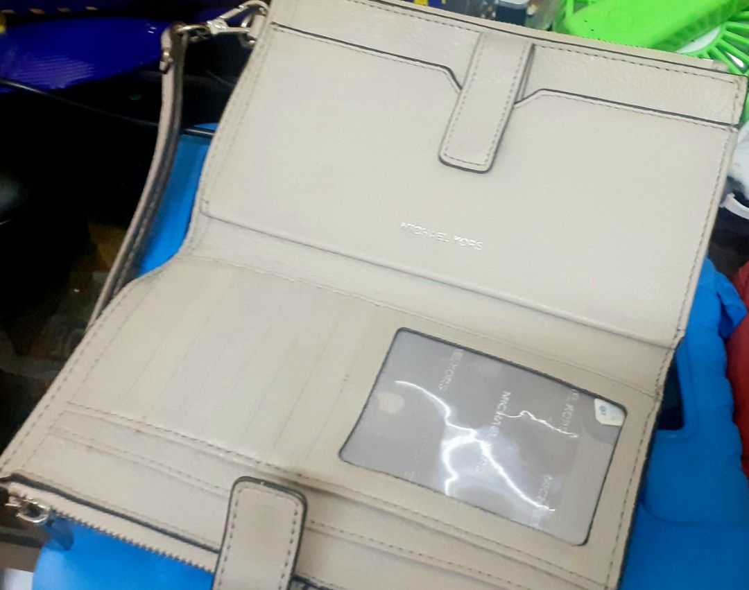 Michael kors pouch leather (Category: Other Accessories) located in Zamboanga. Submitted by goodforless (Listing ID 1196236901, Image 2). Description: original michael kors pouch barely used.