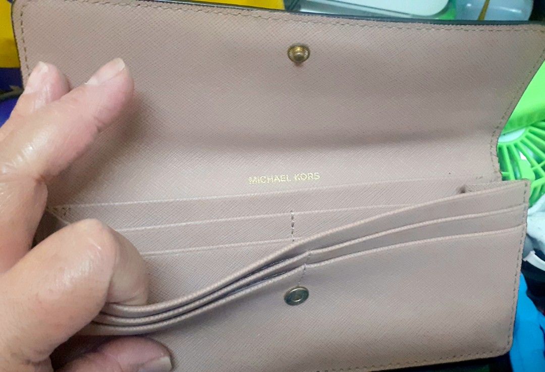 Michael kors wallet (Category: Other Accessories) located in Zamboanga. Submitted by goodforless (Listing ID 1196237276, Image 2). Description: like new original michael kors wallet issue nasira ung zipper sa likod pero pwd pa.pqayos.