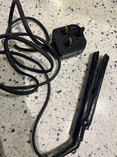 Mini travelling hair straightener from GLAMORISER