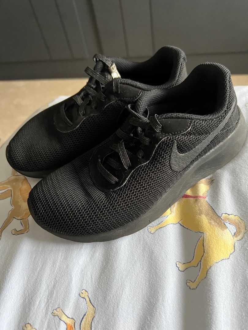 Nike tanjun sandals academy top