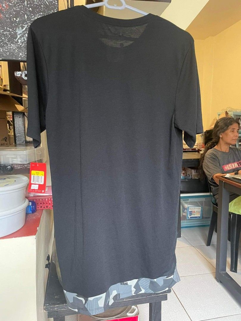 NIKE TEE-BADLANDS PKT DRP HEM Size Small (Category: Tshirts & Polo Shirts ) located in Mandaluyong City. Submitted by declutteredapparel (Listing ID 1196231464, Image 2). Description: For Sale: NIKE TEE-BADLANDS PKT DRP HEM Size Small Brand New with Complete Tag SRP: Php 2095, selling below SRP Dimensions: Width: 19" Length: Front: 29.5", Back: 31".