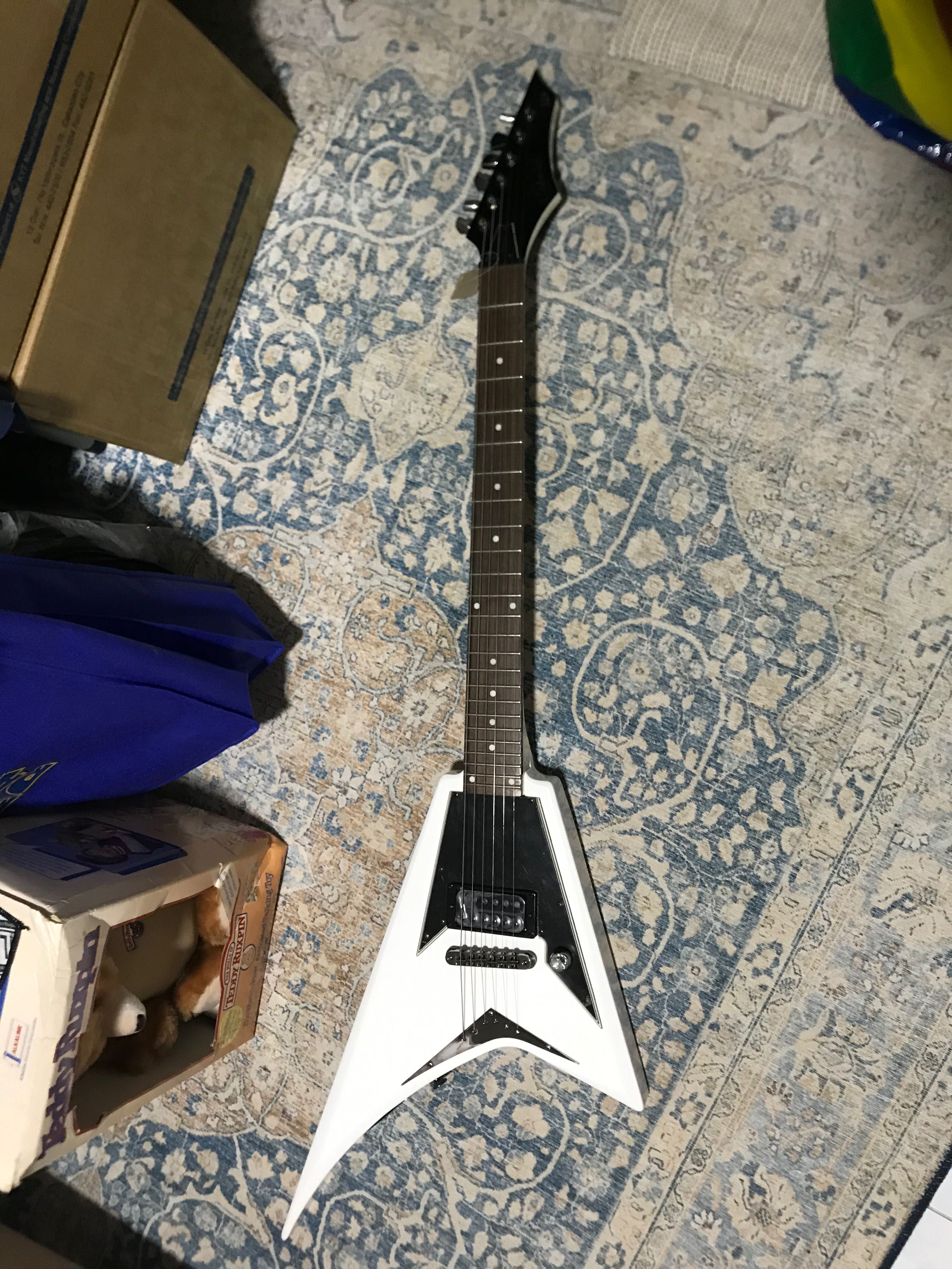 Samick VN 10 Offset Flying V Guitar White Black Hobbies Toys