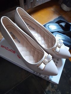 Sepatu nude
