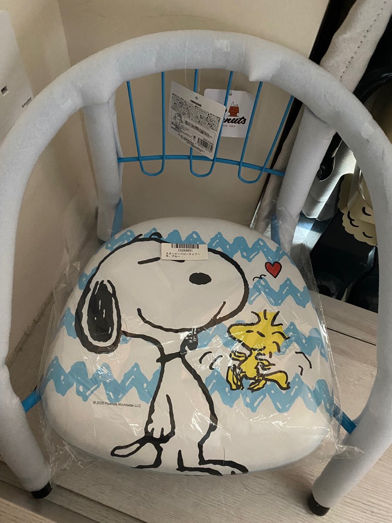 Snoopy chair, 兒童＆孕婦用品, 兒童傢具, 兒童傢具 桌子及椅子 Carousell