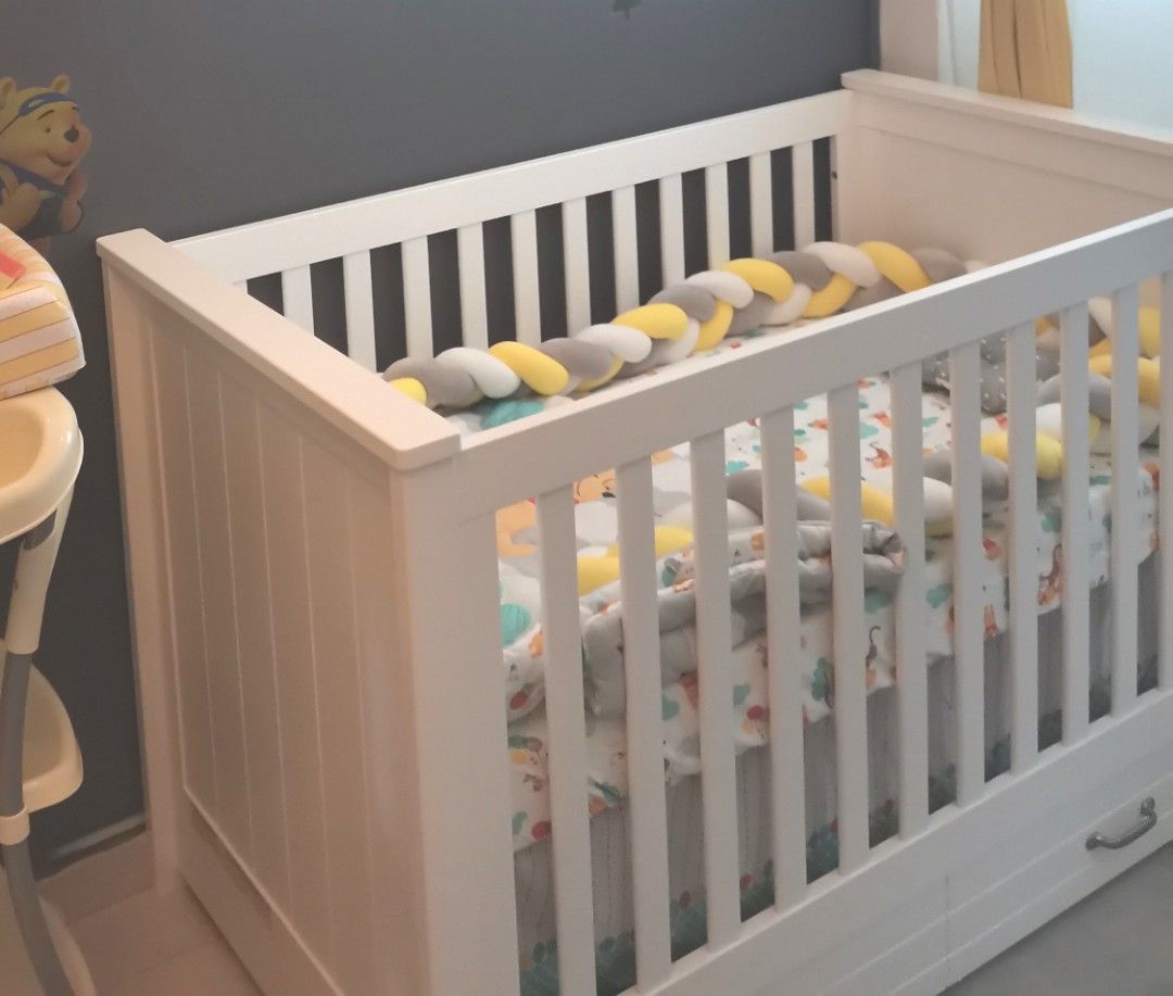 Stunning Picket and Rail crib with conversion side, Babies & Kids, Baby Nursery & Kids Furniture
