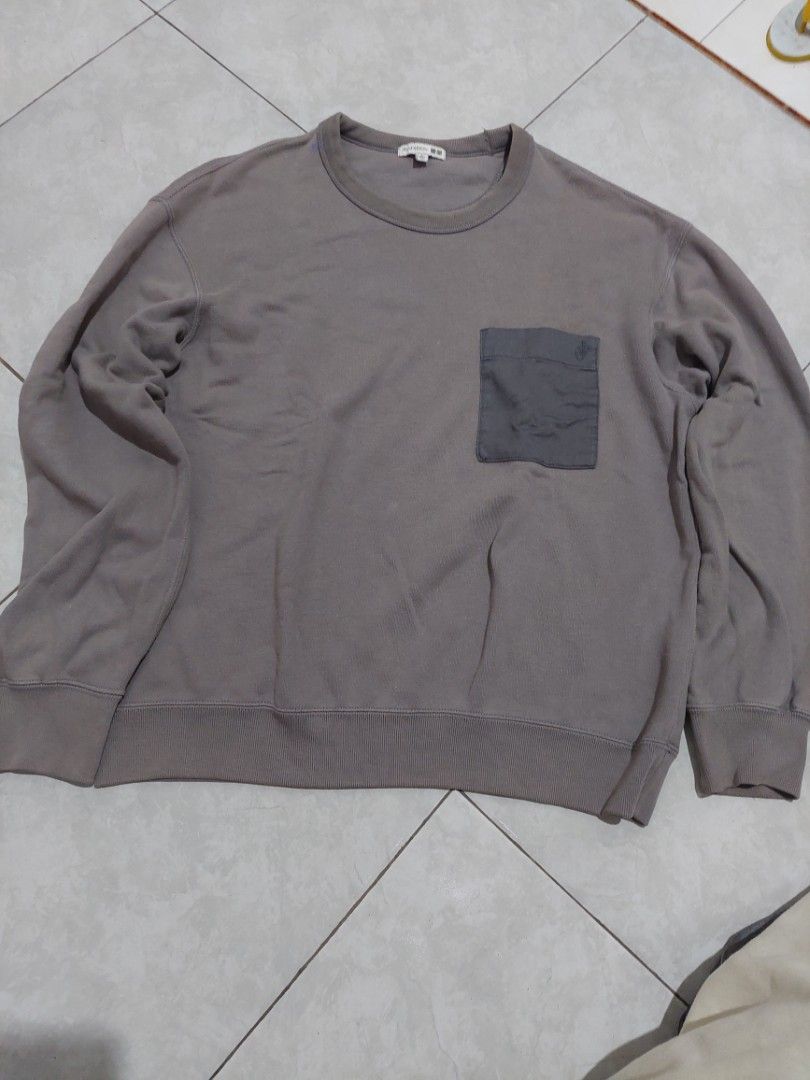 Switer uniqlo jw anderson, Fesyen Pria, Pakaian , Baju Luaran di Carousell