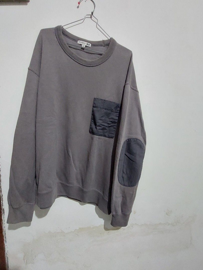 Switer uniqlo jw anderson, Fesyen Pria, Pakaian , Baju Luaran di Carousell