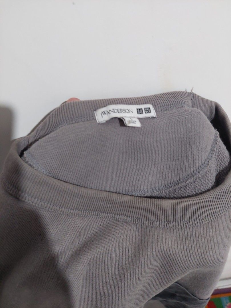 Switer uniqlo jw anderson, Fesyen Pria, Pakaian , Baju Luaran di Carousell