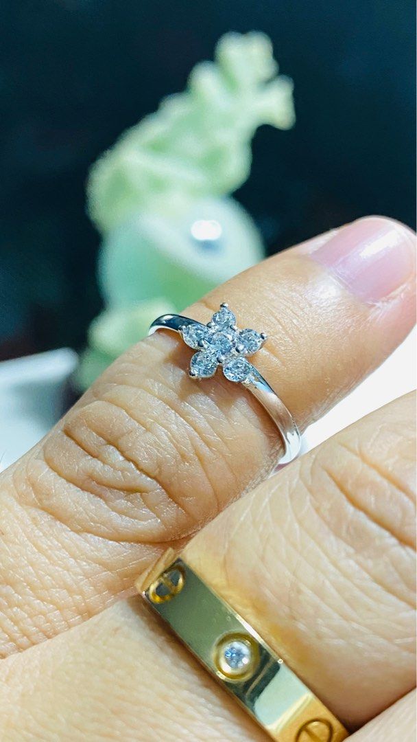 Gold store star ring