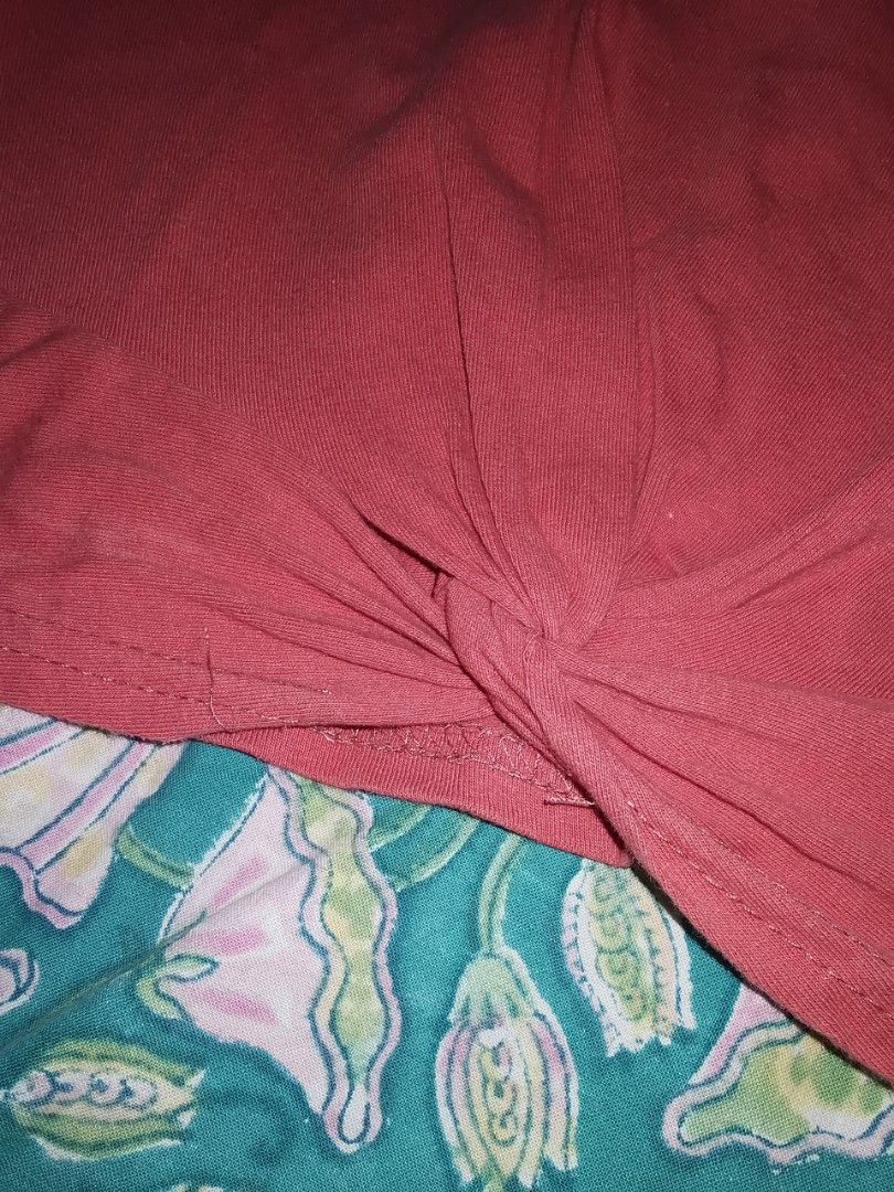🍒 Pastel red twist crop top (Category: Shirts) located in Muntinlupa City. Submitted by circleback (Listing ID 1196606975, Image 2). Description: THRIFTED ! Very flattering, fits S-M. Has slight stretch, but not too much. Stains are removable, will wash before shipping! Has a veryyyyy small hole at the back, please see photos. Feel free to message for more measurements / photos :).