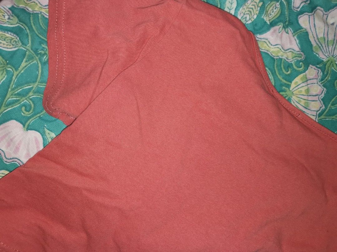 🍒 Pastel red twist crop top (Category: Shirts) located in Muntinlupa City. Submitted by circleback (Listing ID 1196606975, Image 3). Description: THRIFTED ! Very flattering, fits S-M. Has slight stretch, but not too much. Stains are removable, will wash before shipping! Has a veryyyyy small hole at the back, please see photos. Feel free to message for more measurements / photos :).