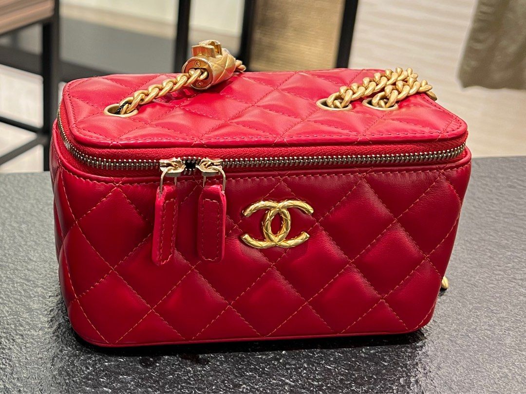 Red chanel deals vanity case
