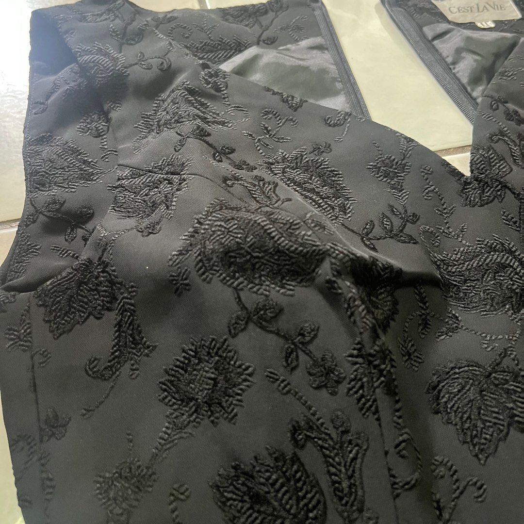 embroidered floral black dress (Category: Evening dresses & gowns) located in Pasay City. Submitted by vvsdeclutter (Listing ID 1196445621, Image 2). Description: declutter.