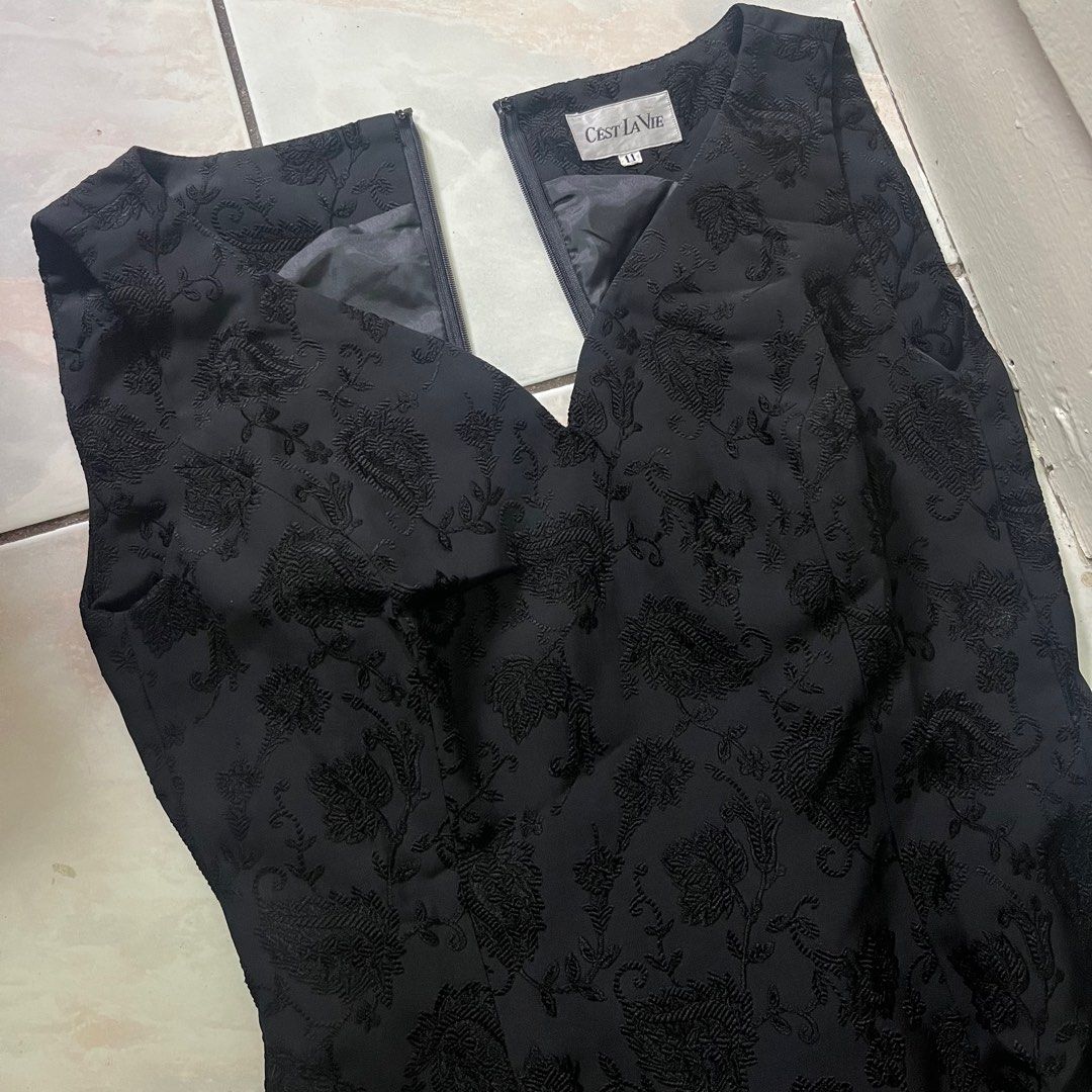 embroidered floral black dress (Category: Evening dresses & gowns) located in Pasay City. Submitted by vvsdeclutter (Listing ID 1196445621, Image 3). Description: declutter.