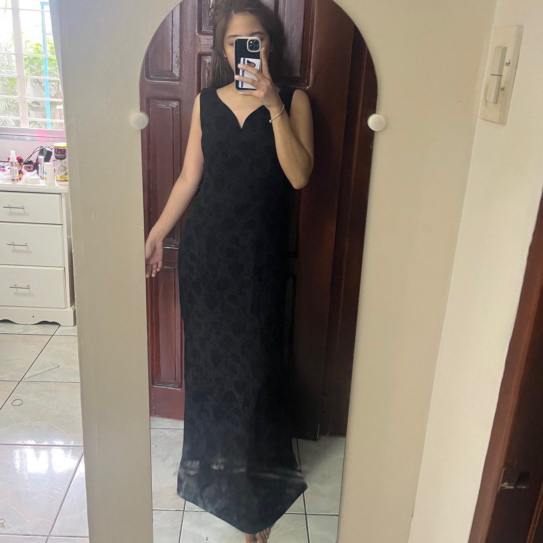 embroidered floral black dress (Category: Evening dresses & gowns) located in Pasay City. Submitted by vvsdeclutter (Listing ID 1196445621, Image 1). Description: declutter.