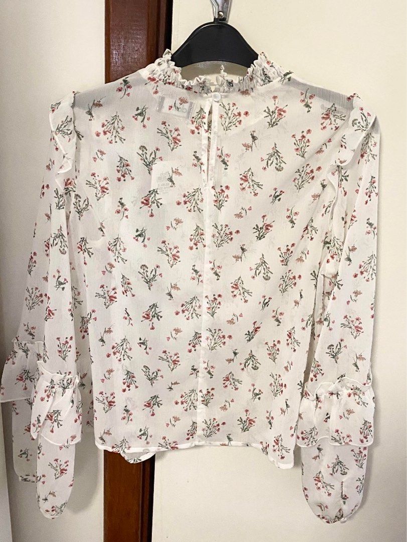 Floral blouse with frill detail (Category: Women's Clothes) located in Perth. Submitted by jazselling (Listing ID 1196456327, Image 2). Description: Has frills around collar & on sleeves Buttons up at the back BNWT never worn , excellent condition Labeled size 10 - will fit AU 6 to AU 8.