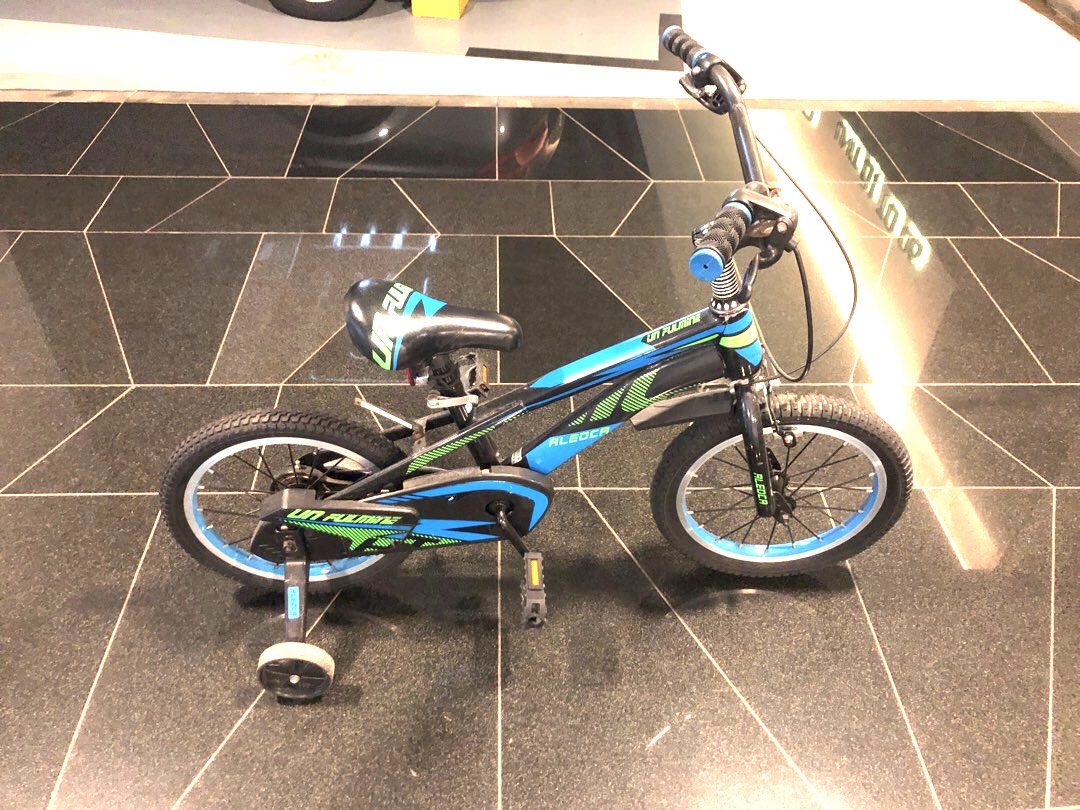 Kids Bike (16 inch with helper wheels), Sports Equipment, Bicycles & Parts, Bicycles on Carousell