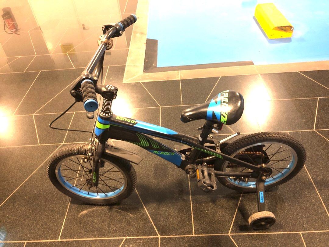 Kids Bike (16 inch with helper wheels), Sports Equipment, Bicycles & Parts, Bicycles on Carousell